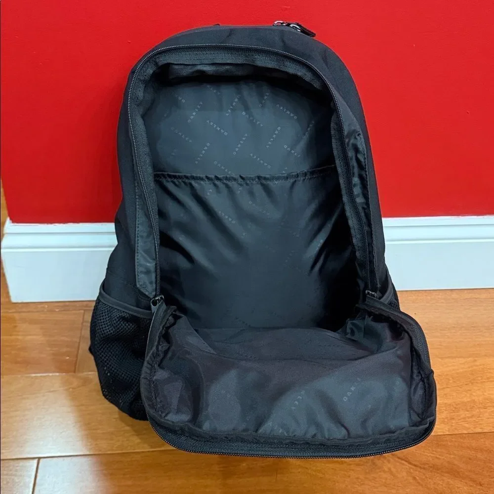 NWT Oakley Multifunctional Hydrolix Smart Backpack‎ detachable crossbody bag